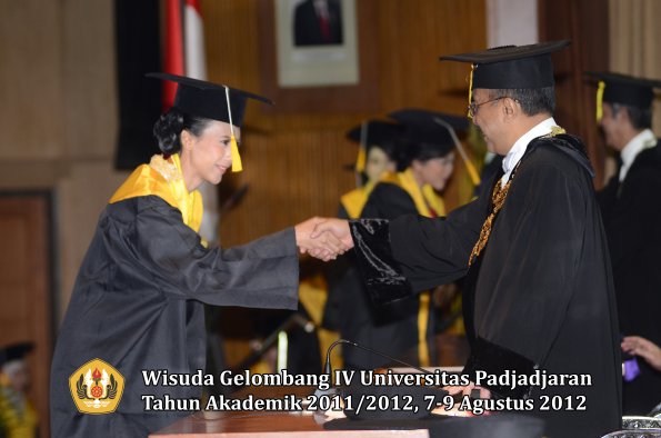 wisuda-unpad-gel-iv-2011_2012-fakultas-ekonomi-dan-bisnis-oleh-rektor-072