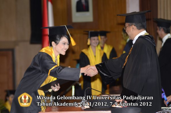 wisuda-unpad-gel-iv-2011_2012-fakultas-ekonomi-dan-bisnis-oleh-rektor-074