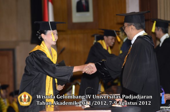 wisuda-unpad-gel-iv-2011_2012-fakultas-ekonomi-dan-bisnis-oleh-rektor-075