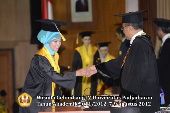 wisuda-unpad-gel-iv-2011_2012-fakultas-ekonomi-dan-bisnis-oleh-rektor-078