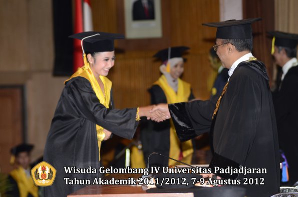 wisuda-unpad-gel-iv-2011_2012-fakultas-ekonomi-dan-bisnis-oleh-rektor-079