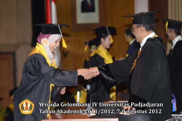 wisuda-unpad-gel-iv-2011_2012-fakultas-ekonomi-dan-bisnis-oleh-rektor-080