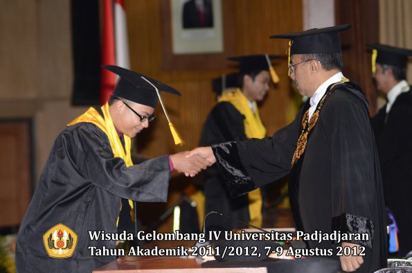 wisuda-unpad-gel-iv-2011_2012-fakultas-ekonomi-dan-bisnis-oleh-rektor-082