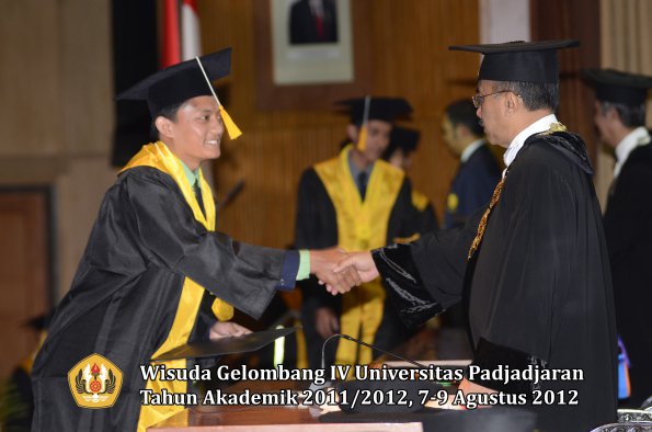 wisuda-unpad-gel-iv-2011_2012-fakultas-ekonomi-dan-bisnis-oleh-rektor-084