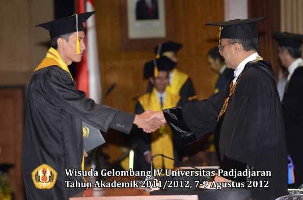 wisuda-unpad-gel-iv-2011_2012-fakultas-ekonomi-dan-bisnis-oleh-rektor-085