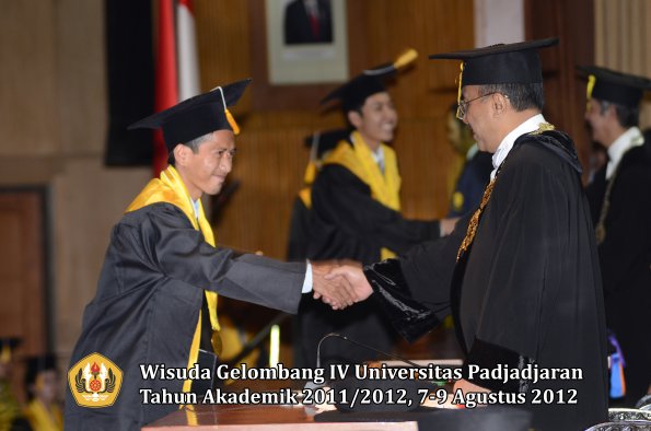 wisuda-unpad-gel-iv-2011_2012-fakultas-ekonomi-dan-bisnis-oleh-rektor-086