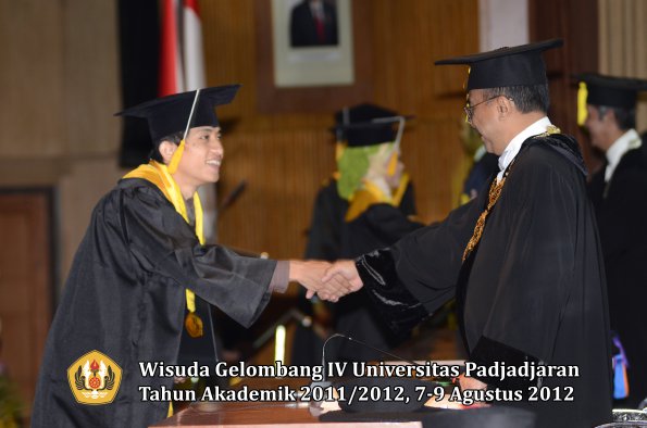 wisuda-unpad-gel-iv-2011_2012-fakultas-ekonomi-dan-bisnis-oleh-rektor-088