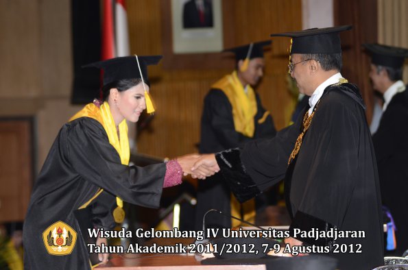 wisuda-unpad-gel-iv-2011_2012-fakultas-ekonomi-dan-bisnis-oleh-rektor-090