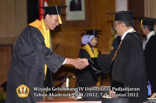 wisuda-unpad-gel-iv-2011_2012-fakultas-ekonomi-dan-bisnis-oleh-rektor-091