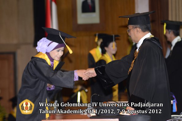 wisuda-unpad-gel-iv-2011_2012-fakultas-ekonomi-dan-bisnis-oleh-rektor-092