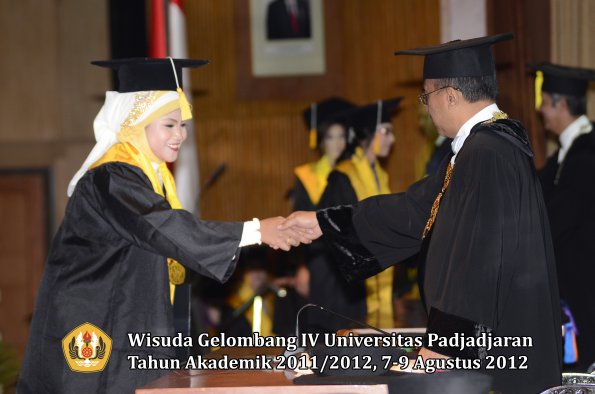 wisuda-unpad-gel-iv-2011_2012-fakultas-ekonomi-dan-bisnis-oleh-rektor-097