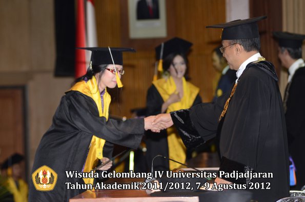 wisuda-unpad-gel-iv-2011_2012-fakultas-ekonomi-dan-bisnis-oleh-rektor-098