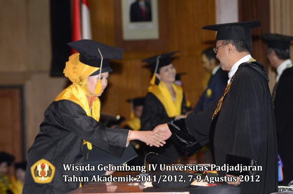 wisuda-unpad-gel-iv-2011_2012-fakultas-ekonomi-dan-bisnis-oleh-rektor-100