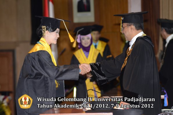 wisuda-unpad-gel-iv-2011_2012-fakultas-ekonomi-dan-bisnis-oleh-rektor-102