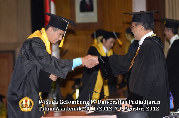 wisuda-unpad-gel-iv-2011_2012-fakultas-ekonomi-dan-bisnis-oleh-rektor-104