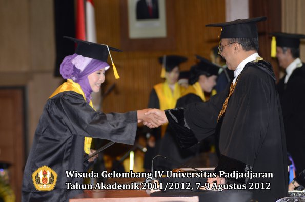 wisuda-unpad-gel-iv-2011_2012-fakultas-ekonomi-dan-bisnis-oleh-rektor-107