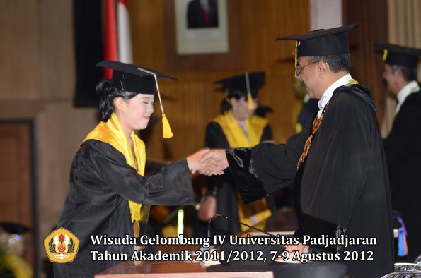 wisuda-unpad-gel-iv-2011_2012-fakultas-ekonomi-dan-bisnis-oleh-rektor-108