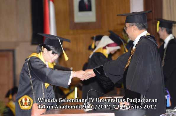 wisuda-unpad-gel-iv-2011_2012-fakultas-ekonomi-dan-bisnis-oleh-rektor-109