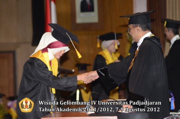 wisuda-unpad-gel-iv-2011_2012-fakultas-ekonomi-dan-bisnis-oleh-rektor-110