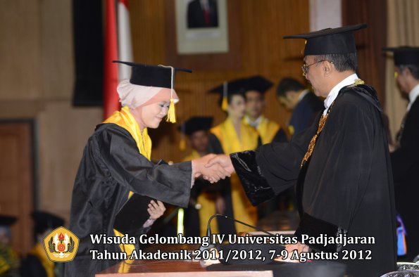 wisuda-unpad-gel-iv-2011_2012-fakultas-ekonomi-dan-bisnis-oleh-rektor-111