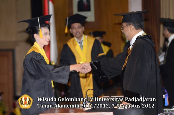 wisuda-unpad-gel-iv-2011_2012-fakultas-ekonomi-dan-bisnis-oleh-rektor-112