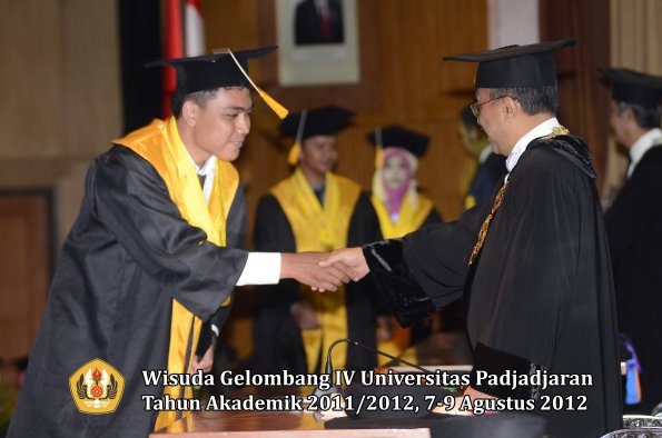 wisuda-unpad-gel-iv-2011_2012-fakultas-ekonomi-dan-bisnis-oleh-rektor-113