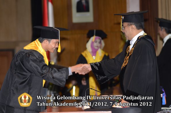 wisuda-unpad-gel-iv-2011_2012-fakultas-ekonomi-dan-bisnis-oleh-rektor-114