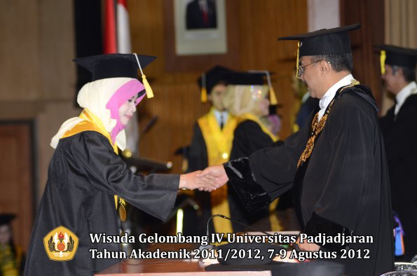 wisuda-unpad-gel-iv-2011_2012-fakultas-ekonomi-dan-bisnis-oleh-rektor-115