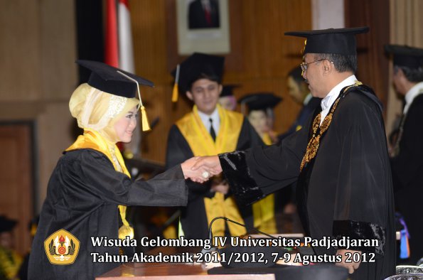 wisuda-unpad-gel-iv-2011_2012-fakultas-ekonomi-dan-bisnis-oleh-rektor-116