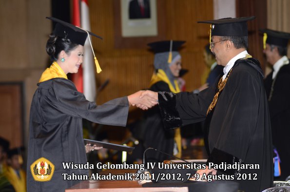 wisuda-unpad-gel-iv-2011_2012-fakultas-ekonomi-dan-bisnis-oleh-rektor-119