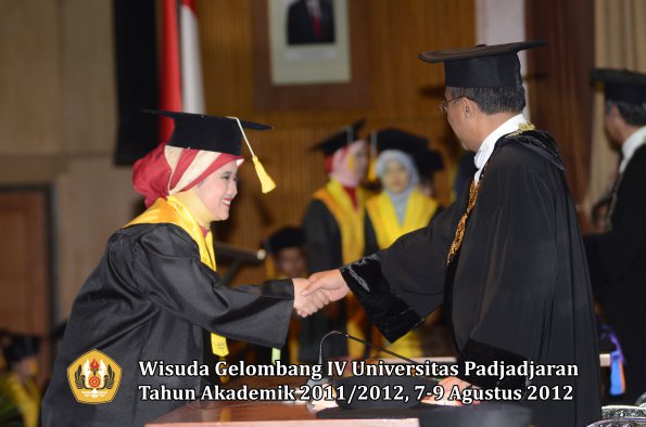 wisuda-unpad-gel-iv-2011_2012-fakultas-ekonomi-dan-bisnis-oleh-rektor-121