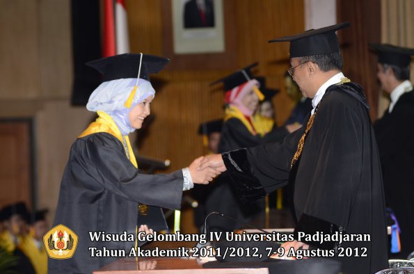 wisuda-unpad-gel-iv-2011_2012-fakultas-ekonomi-dan-bisnis-oleh-rektor-122