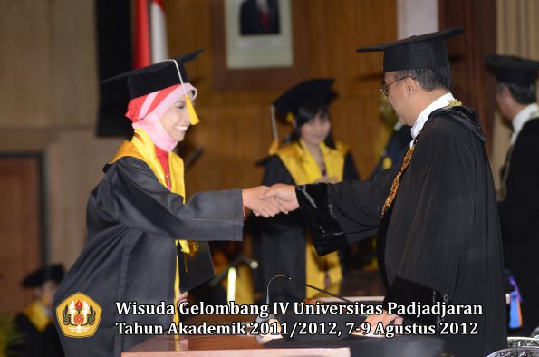 wisuda-unpad-gel-iv-2011_2012-fakultas-ekonomi-dan-bisnis-oleh-rektor-123