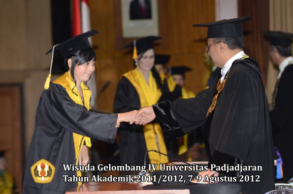 wisuda-unpad-gel-iv-2011_2012-fakultas-ekonomi-dan-bisnis-oleh-rektor-124