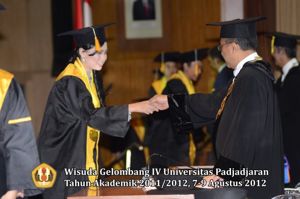 wisuda-unpad-gel-iv-2011_2012-fakultas-ekonomi-dan-bisnis-oleh-rektor-125