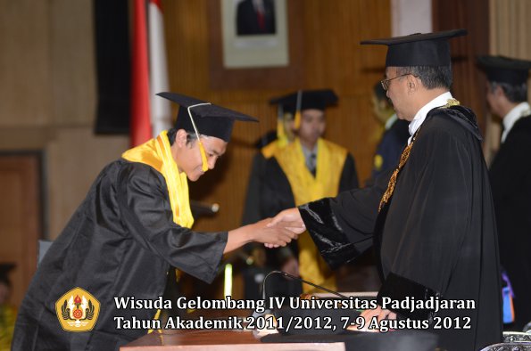 wisuda-unpad-gel-iv-2011_2012-fakultas-ekonomi-dan-bisnis-oleh-rektor-126