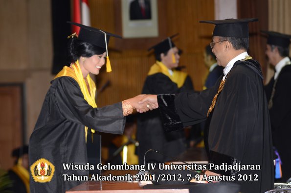 wisuda-unpad-gel-iv-2011_2012-fakultas-ekonomi-dan-bisnis-oleh-rektor-130