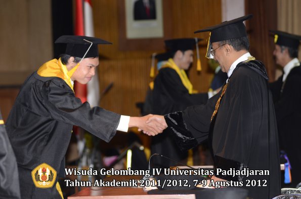 wisuda-unpad-gel-iv-2011_2012-fakultas-ekonomi-dan-bisnis-oleh-rektor-131