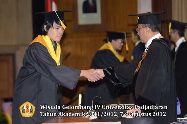 wisuda-unpad-gel-iv-2011_2012-fakultas-ekonomi-dan-bisnis-oleh-rektor-134