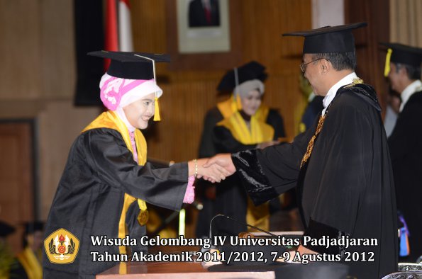 wisuda-unpad-gel-iv-2011_2012-fakultas-ekonomi-dan-bisnis-oleh-rektor-136