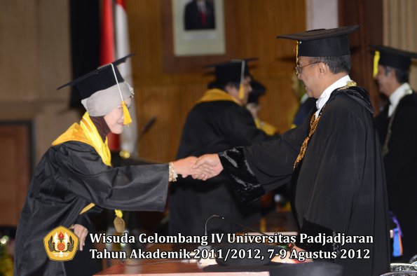 wisuda-unpad-gel-iv-2011_2012-fakultas-ekonomi-dan-bisnis-oleh-rektor-137