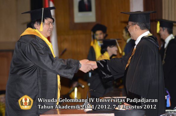 wisuda-unpad-gel-iv-2011_2012-fakultas-ekonomi-dan-bisnis-oleh-rektor-138