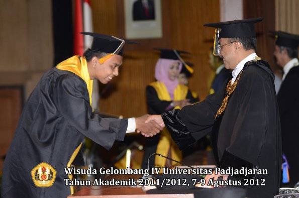 wisuda-unpad-gel-iv-2011_2012-fakultas-ekonomi-dan-bisnis-oleh-rektor-141