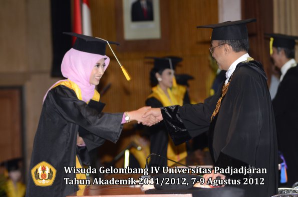 wisuda-unpad-gel-iv-2011_2012-fakultas-ekonomi-dan-bisnis-oleh-rektor-142