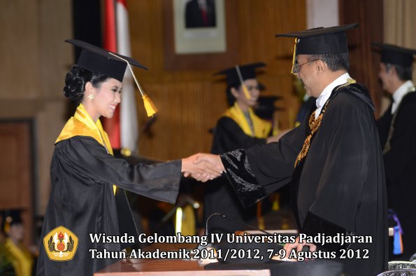 wisuda-unpad-gel-iv-2011_2012-fakultas-ekonomi-dan-bisnis-oleh-rektor-143