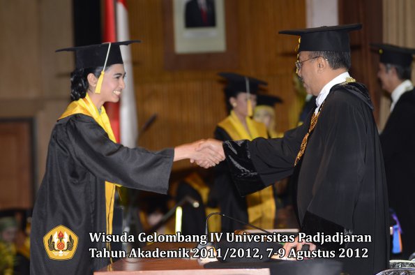 wisuda-unpad-gel-iv-2011_2012-fakultas-ekonomi-dan-bisnis-oleh-rektor-144