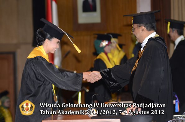 wisuda-unpad-gel-iv-2011_2012-fakultas-ekonomi-dan-bisnis-oleh-rektor-145