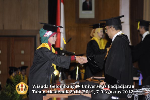 wisuda-unpad-gel-iv-2011_2012-fakultas-ekonomi-dan-bisnis-oleh-rektor-146