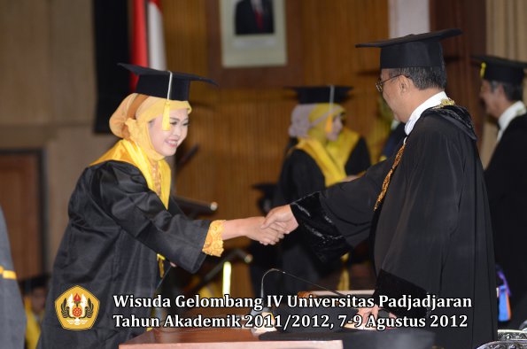 wisuda-unpad-gel-iv-2011_2012-fakultas-ekonomi-dan-bisnis-oleh-rektor-147