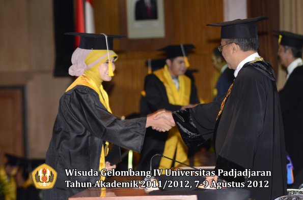 wisuda-unpad-gel-iv-2011_2012-fakultas-ekonomi-dan-bisnis-oleh-rektor-148